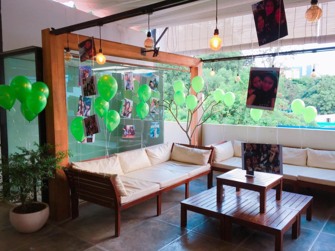 Aura Thematic Hostel Phnom Penh Exterior foto